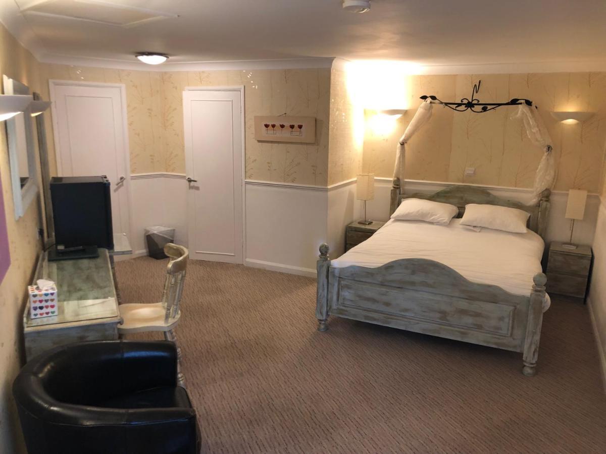 The Willow House Watton Bagian luar foto